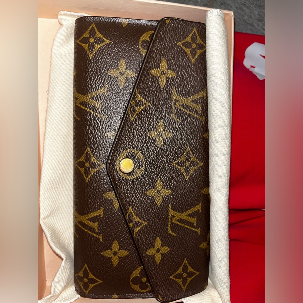 Louis Vuttion women’s Sarah wallet